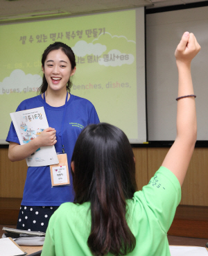 연세대학교에서 진행된 2016 드림클래스 여름캠프에서 대학생 강사가 학생들을 지도하고 있다./사진제공=삼성그룹