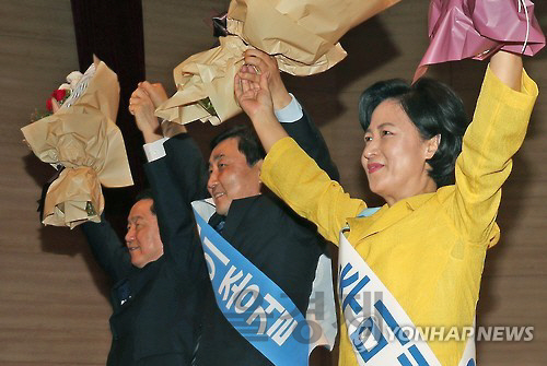 김상곤(왼쪽부터), 이종걸, 추미애 후보가 지난 5일 컷오프 통과후 손을 들고 인사하고 있다./연합뉴스