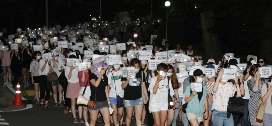 이화여대 학생들과 졸업생들이 10일 오후 최경희 총장의 사퇴를 촉구하는 시위를 열며 교내 행진을 하고 있다. /연합뉴스