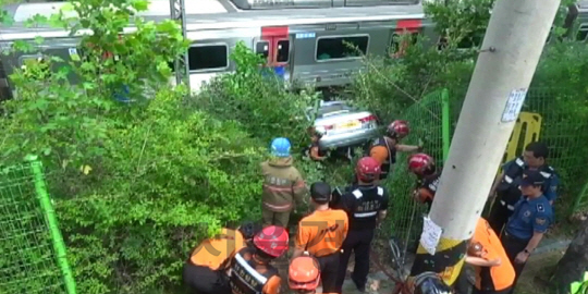 11일 오전 서울 용산 경의중앙선 철로 펜스를 택시가 들이 받는 사고가 발생해 경찰과 소방대원들이 택시에 탄 기사와 승객을 구조하고 있다. /사진제공=용산소방서