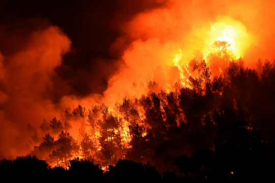 11일 프랑스 마르세유 인근 르펜미라부 인근에서 숲이 불에 타고 있다. /르펜미라부=AFP연합뉴스