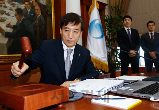 이주열 한국은행 총재가 11일 서울 중구 한은 본관에서 열린 금융통화위원회의에서 개회를 알리는 의사봉을 두드리고 있다. 이날 금통위는 기준금리를 현행 1.25%로 동결했다.      /송은석기자