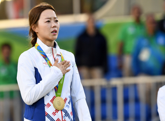 여자양궁 대표팀 장혜진이 11일 오후(현지시간) 브라질 리우데자네이루 마라카낭 삼보드로무 양궁장에서 열린 2016 리우 올림픽 양궁 여자 개인전 결승에서 승리하며 금메달을 획득했다. 시상대에 올라 금메달을 목에 걸고 눈물을 흘리는 장혜진./리우데자네이루=올림픽사진공동취재단