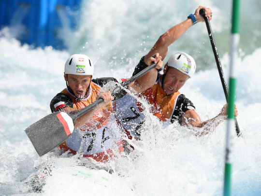 폴란드 대표팀의 SZCZEOANSKI Piotr과 POCHWALA Marcin이 11일 데오도루 화이트워터 스타디움(Whitewater Stadium)에서 열린 Canoe Slalom 남자 C2 준결승에 출전 경기를 치르고 있다. /리우데자네이루=올림픽사진공동취재단