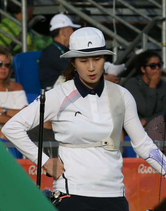 11일 오후(현지시간) 리우데자네이루 마라카낭 삼보드로무에서 열린 여자 양궁 개인전에서 장혜진과 기보배가 준결승에서 만났다. 준결승에서 기보배를 꺾고 올라간 장혜진이 금메달을 목에 걸었다. 기보배는 동메달을 획득했다. 기보배가 준결승에서 아쉬운 표정을 하고 있다. /리우데자네이루=올림픽사진공동취재단