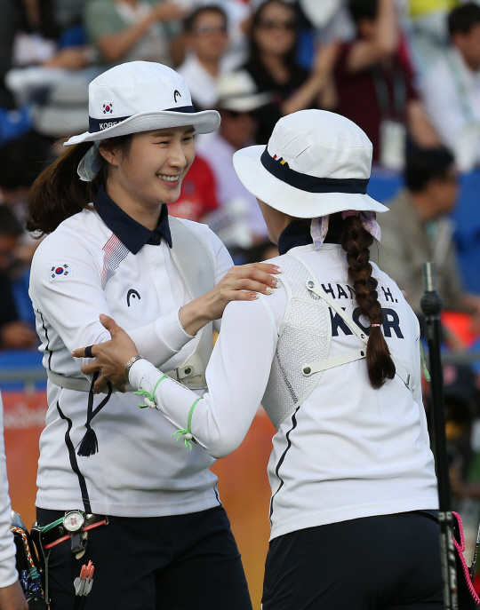 11일 오후(현지시간) 리우데자네이루 마라카낭 삼보드로무에서 열린 여자 양궁 개인전에서 장혜진과 기보배가 준결승에서 만났다. 준결승에서 기보배를 꺾고 올라간 장혜진이 금메달을 목에 걸었다. 기보배는 동메달을 획득했다. 기보배가 장혜진의 결승 진출을 축하하고 있다./리우데자네이루=올림픽사진공동취재단