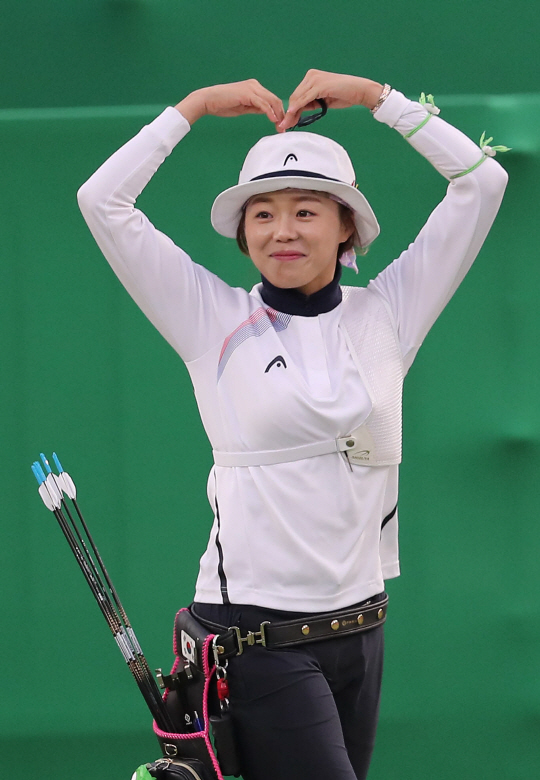 양궁대표팀 장혜진 선수가 11일 오후(현지시간) 브라질 리우데자네이루 마라카낭 삼보드로무 양궁장에서 열린 2016 리우올림픽 양궁 여자 개인전 금메달 결정전에서 독일의 리사 운루흐을 꺾고 금메달을 확정한 뒤 하트를 만들어 보이고 있다. /리우데자네이루=올림픽사진공동취재단