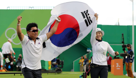 양궁대표팀 장혜진 선수가 11일 오후(현지시간) 브라질 리우데자네이루 마라카낭 삼보드로무 양궁장에서 열린 2016 리우올림픽 양궁 여자 개인전 결승에서 금메달을 딴 뒤 세레머니를 하고 있다. /리우데자네이루=올림픽사진공동취재단