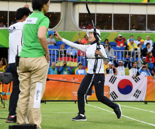 여자양궁 대표팀 장혜진이 11일 오후(현지시간) 브라질 리우데자네이루 마라카낭 삼보드로무 양궁장에서 열린 2016 리우 올림픽 양궁 여자 개인전 결승에서 승리하며 금메달을 획득했다. 승리가 확정되자 양창훈 감독과 포옹을 하며 기뻐하는 장혜진. /리우데자네이루=올림픽사진공동취재단