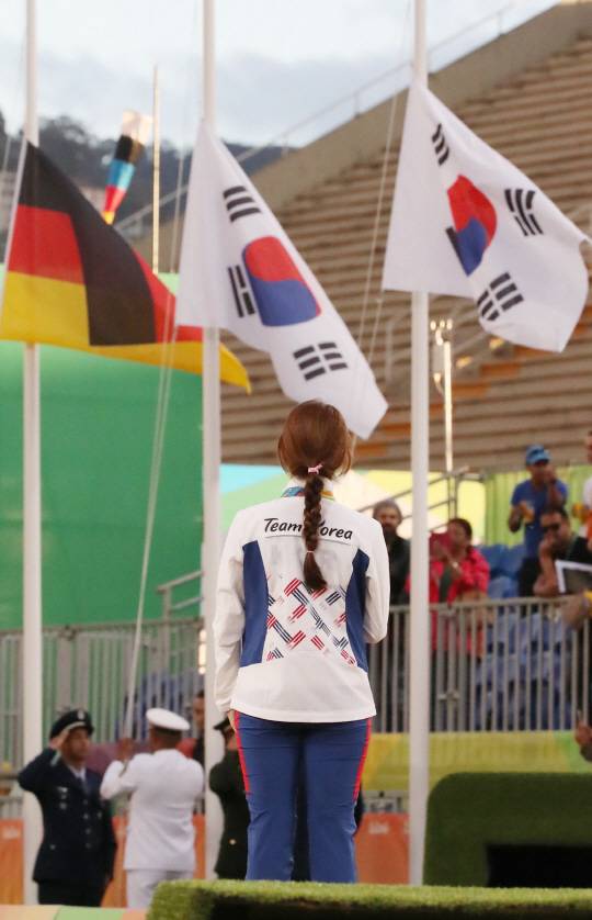 양궁대표팀 장혜진,기보배 선수가 11일 (현지시간) 브라질 리우데자네이루 마라카낭 삼보드로무 양궁장에서 열린 2016 리우올림픽 양궁 여자 개인전에서 금메달,동메달을 획득한뒤 시상식을 하고 있다./리우데자네이루=올림픽사진공동취재단