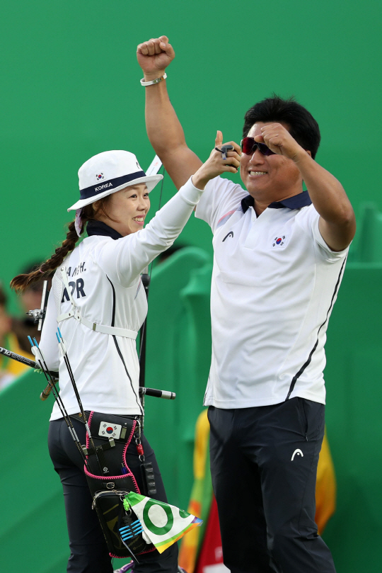 11일 오후(현지시간) 브라질 리우데자네이루 마라카낭 삼보드로무 양궁장에서 열린 2016 리우올림픽 양궁 여자 개인전 결승에서 금메달을 딴 장혜진이 응원단을 향해 엄지를 들어보이고 있다. /리우데자네이루=올림픽사진공동취재단