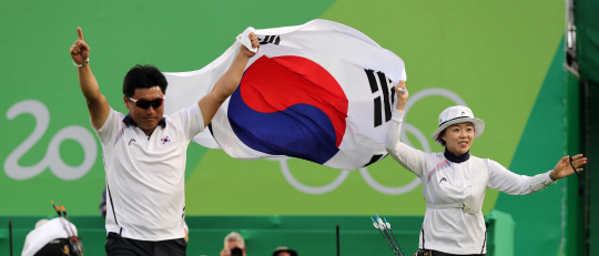 양궁대표팀 장혜진 선수가 11일 오후(현지시간) 브라질 리우데자네이루 마라카낭 삼보드로무 양궁장에서 열린 2016 리우올림픽 양궁 여자 개인전 결승에서 금메달을 딴 뒤 세레머니를 하고 있다. /리우데자네이루=올림픽사진공동취재단