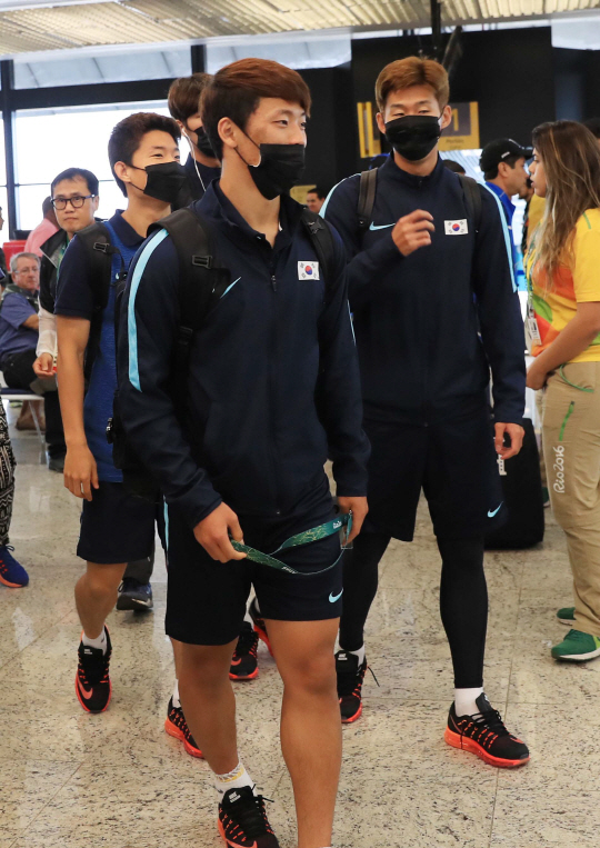 2016리우올림픽 남자 축구 8강에 오른 한국축구국가대표팀이 오는 13일 열리는 8강전 온두라스전을 앞두고 11일 브라질  벨루오리존치공항에 입성했다.  류승우 등이 게이트를 벗어나고 있다./벨루오리존치=올림픽사진공동취재단