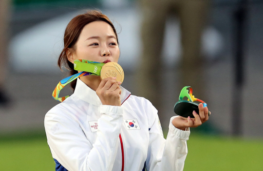 양궁대표팀 장혜진 선수가 11일 오후(현지시간) 브라질 리우데자네이루 마라카낭 삼보드로무 양궁장에서 열린 2016 리우올림픽 양궁 여자 개인전 시상식에서 금메달에 키스를 하고 있다. /리우데자네이루=올림픽사진공동취재단