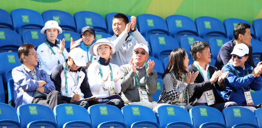 정의선 현대자동차 부회장 부부를 비롯한 양궁협회관계자들 대표팀 선수들이 11일 오후(현지시간) 브라질 리우데자네이루 마라카낭 삼보드로무 양궁장에서 열린 2016 리우올림픽 양궁 여자 개인전 16강 장혜진 선수와 북한의 강은주 선수의 경기를 관람하고 있다. /리우데자네이루=올림픽사진공동취재단