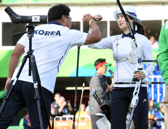 여자양궁 대표팀 기보배가 11일 오후(현지시간) 브라질 리우데자네이루 마라카낭 삼보드로무 양궁장에서 열린 2016 리우 올림픽 양궁 여자 개인전 동메달 결정전에서 승리하며 동메달을 획득했다. 경기 중 양창훈 감독의 격려를 받는 기보배. /리우데자네이루=올림픽사진공동취재단