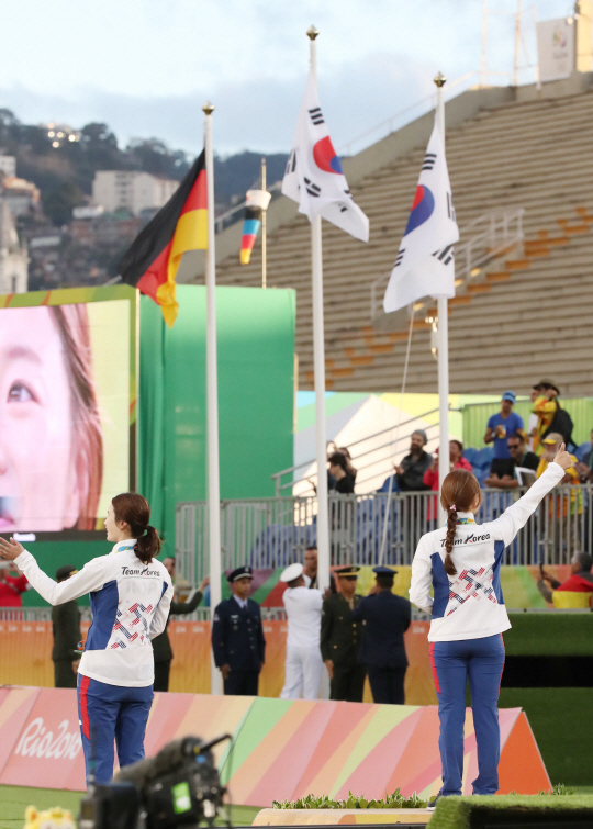 양궁대표팀 장혜진,기보배 선수가 11일 (현지시간) 브라질 리우데자네이루 마라카낭 삼보드로무 양궁장에서 열린 2016 리우올림픽 양궁 여자 개인전에서 금메달,동메달을 획득한뒤 시상식을 하고 있다. /리우데자네이루=올림픽사진공동취재단