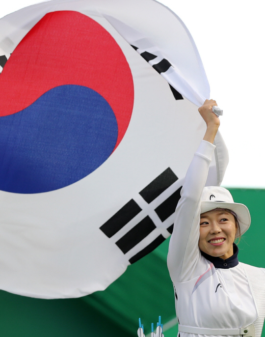 11일 오후(현지시간) 브라질 리우데자네이루 마라카낭 삼보드로무 양궁장에서 열린 2016 리우올림픽 양궁 여자 개인전에서 우승한 장혜진이 태극기를 들고 세레머니를 하고 있다. /리우데자네이루=올림픽사진공동취재단