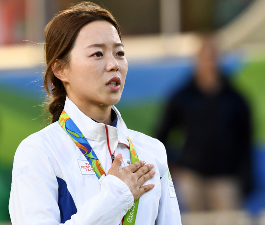 여자양궁 대표팀 장혜진이 11일 오후(현지시간) 브라질 리우데자네이루 마라카낭 삼보드로무 양궁장에서 열린 2016 리우 올림픽 양궁 여자 개인전 결승에서 승리하며 금메달을 획득했다. 시상대에 올라 눈물을 흘리는 장혜진./리우데자네이루=올림픽사진공동취재단