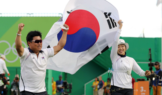 양궁대표팀 장혜진 선수가 11일 오후(현지시간) 브라질 리우데자네이루 마라카낭 삼보드로무 양궁장에서 열린 2016 리우올림픽 양궁 여자 개인전 결승에서 금메달을 딴 뒤 세레머니를 하고 있다. /리우데자네이루=올림픽사진공동취재단