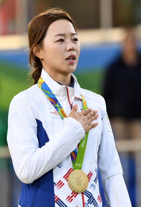 여자양궁 대표팀 장혜진이 11일 오후(현지시간) 브라질 리우데자네이루 마라카낭 삼보드로무 양궁장에서 열린 2016 리우 올림픽 양궁 여자 개인전 결승에서 승리하며 금메달을 획득했다. 시상대에 올라 금메달을 목에 걸고 눈물을 흘리는 장혜진. /리우데자네이루=올림픽사진공동취재단