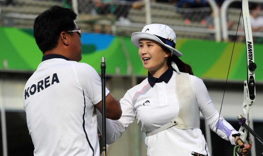 양궁대표팀 기보배 선수가 11일 오후(현지시간) 브라질 리우데자네이루 마라카낭 삼보드로무 양궁장에서 열린 2016 리우올림픽 양궁 여자 개인전 8강 3경기에서 중국의 우자이신을 꺾고 4강 진출을 확정한 뒤  환호하고 있다.  /리우데자네이루=올림픽사진공동취재단