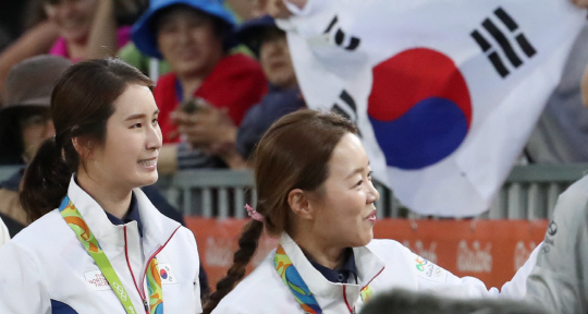 양궁대표팀 장혜진,기보배 선수가 11일 (현지시간) 브라질 리우데자네이루 마라카낭 삼보드로무 양궁장에서 열린 2016 리우올림픽 양궁 여자 개인전에서 금메달,동메달을 획득한뒤 기뻐하고 있다./리우데자네이루=올림픽사진공동취재단