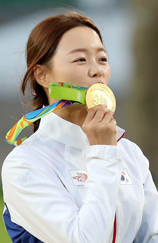 양궁대표팀 장혜진 선수가 11일 오후(현지시간) 브라질 리우데자네이루 마라카낭 삼보드로무 양궁장에서 열린 2016 리우올림픽 양궁 여자 개인전 시상식에서 금메달에 키스를 하고 있다. /리우데자네이루=올림픽사진공동취재단