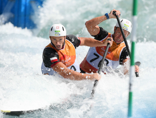 폴란드 대표팀의 SZCZEOANSKI Piotr과 POCHWALA Marcin이 11일 데오도루 화이트워터 스타디움(Whitewater Stadium)에서 열린 Canoe Slalom 남자 C2 준결승에 출전 경기를 치르고 있다. /리우데자네이루=올림픽사진공동취재단