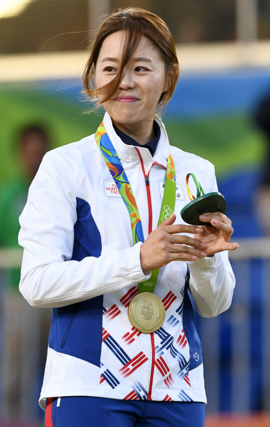 여자양궁 대표팀 장혜진이 11일 오후(현지시간) 브라질 리우데자네이루 마라카낭 삼보드로무 양궁장에서 열린 2016 리우 올림픽 양궁 여자 개인전 결승에서 승리하며 금메달을 획득했다. 시상대에 올라 금메달을 목에 걸고 눈물을 흘리는 장혜진./리우데자네이루=올림픽사진공동취재단