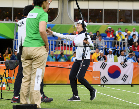 여자양궁 대표팀 장혜진이 11일 오후(현지시간) 브라질 리우데자네이루 마라카낭 삼보드로무 양궁장에서 열린 2016 리우 올림픽 양궁 여자 개인전 결승에서 승리하며 금메달을 획득했다. 승리가 확정되자 양창훈 감독과 포옹을 하며 기뻐하는 장혜진. /리우데자네이루=올림픽사진공동취재단