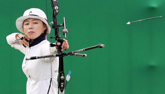 양궁대표팀 장혜진 선수가 11일 오후(현지시간) 브라질 리우데자네이루 마라카낭 삼보드로무 양궁장에서 열린 2016 리우올림픽 양궁 여자 개인전 금메달 결정전에서 활시위를 당기고 있다./리우데자네이루=올림픽사진공동취재단