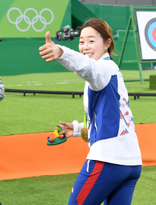 여자양궁 대표팀 장혜진이 11일 오후(현지시간) 브라질 리우데자네이루 마라카낭 삼보드로무 양궁장에서 열린 2016 리우 올림픽 양궁 여자 개인전 결승에서 승리하며 금메달을 획득했다. 금메달을 목에 걸고 밝은 미소를 짓는 장혜진./리우데자네이루=올림픽사진공동취재단