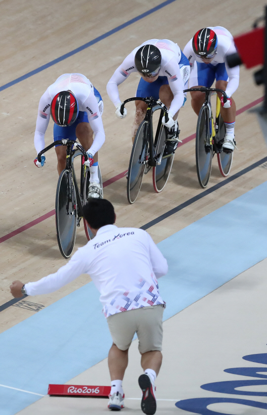 2016리우올림픽 사이클 남자단체 스프린트 예선이 11일 오후(현지시간) 브라질 리우데자네이루 바하 올림픽파크 벨로드룸에서 열린 가운데 한국대표팀이 역주를 하고 있다. /리우데자네이루=올림픽사진공동취재단