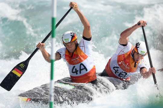 독일 대표팀의 ANTON Franz와 BENZIEN Jan이 11일 데오도루 화이트워터 스타디움(Whitewater Stadium)에서 열린 Canoe Slalom 남자 C2 준결승 경기를 치르고 있다. /리우데자네이루=올림픽사진공동취재단