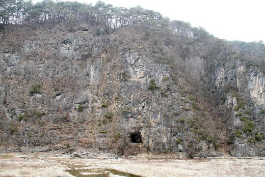 정선군 낙동리 매둔동굴 전경. 사진 아래쪽 가운데의 검은 구멍이 동굴 입구다. /사진제공=문화재청