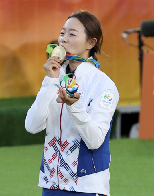 11일 오후(현지시간) 브라질 리우데자네이루 마라카낭 삼보드로무 양궁장에서 열린 2016 리우올림픽 양궁 여자 개인전에서 우승한 장혜진이 금메달에 키스하고 있다. /리우데자네이루=올림픽사진공동취재단