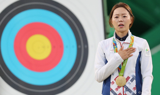 양궁대표팀 장혜진 선수가 11일 오후(현지시간) 브라질 리우데자네이루 마라카낭 삼보드로무 양궁장에서 열린 2016 리우올림픽 양궁 여자 개인전 시상식에서 애국가를 부르고 있다. /리우데자네이루=올림픽사진공동취재단