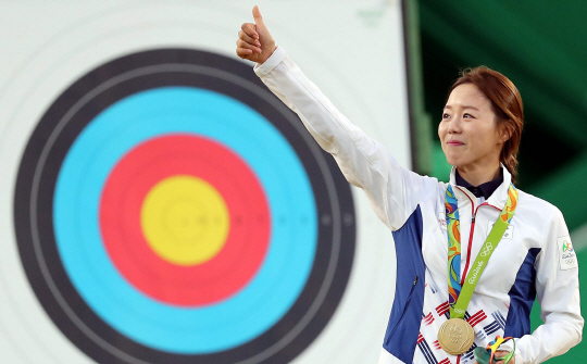 양궁대표팀 장혜진 선수가 11일 오후(현지시간) 브라질 리우데자네이루 마라카낭 삼보드로무 양궁장에서 열린 2016 리우올림픽 양궁 여자 개인전 시상식에서 엄지를 들어 보이고 있다. /리우데자네이루=올림픽사진공동취재단