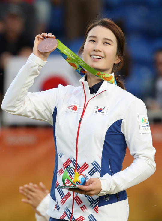 여자양궁  기보배가 11일 오후(현지시간) 브라질 리우데자네이루 마라카낭 삼보드로무 양궁장에서 열린 2016 리우 올림픽 양궁 여자 개인전에서 동메달을 목에 걸고 환하게 웃고 있다. /리우데자네이루=올림픽사진공동취재단