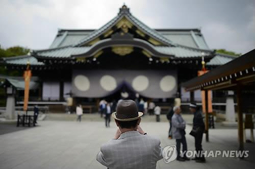 일본 아베 총리가 이번 종전기념일에 야스쿠니신사를 참배하지 않을 것으로 보인다 /연합뉴스
