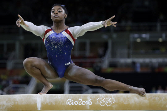 11일(현지시간) 브라질 리우데자네이루에서 열린 리우올림픽 기계체조 여자 개인 종합 결승전에서 미국의 ‘에이스’ 시몬 바일스가 평균대 연기를 펼치고 있다./사진=연합뉴스