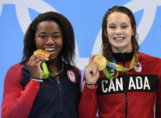 2016 리우올림픽 수영 여자 자유형 100m에서 캐나다의 페니 올레크시아크(오른쪽)와 미국의 시몬 마누엘(왼쪽)이 동시에 결승점에 도착해 금메달을 공동 수상했다. /연합뉴스