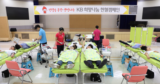 KB국민은행 임직원들이 12일 서울 여의도본점 대강당에서 헌혈을 하며 ‘KB희망나눔 헌혈캠페인’에 동참하고 있다./사진제공=KB국민은행