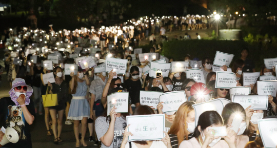 이화여대 재학생과 졸업생들이 지난 10일 오후 학교 정문에서 최경희 총장의 사퇴를 촉구하는 시위를 열며 교내 행진을 하고 있다. /연합뉴스