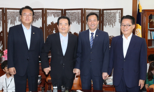 정세균 국회의장이 12일 오전 국회에서 가진 여야 3당 원내대표들과의 회동에서 포즈를 취하고 있다.   정진석(왼쪽부터)새누리당 원내대표, 정 의장, 우상호 더불어민주당 원내대표, 박지원 국민의당 비상대책위원장 겸 원내대표. /연합뉴스