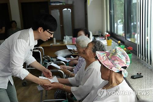 2014년 나눔의 집을 찾은 방송인 유재석씨./연합뉴스