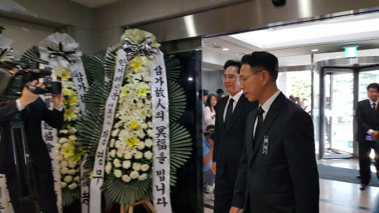 이재용(가운데) 삼성전자 부회장이 12일 오후 김승연 한화그룹 회장의 모친 고(故) 강태영 여사의 빈소가 차려진 서울 종로구 연건동 서울대학교병원 장례식장에 들어서고 있다./이종혁기자