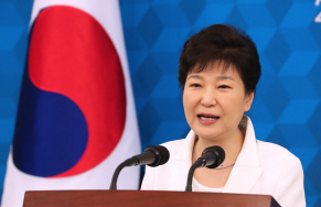박근혜 대통령이 12일 청와대에서 열린 독립유공자 및 유족과의 오찬에서 인사말을 하고 있다. /연합뉴스