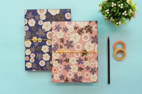 일본군 위안부 할머니의 이야기를 담은 꽃 패턴으로 제품을 만드는 디자인 기업 ‘마리몬드’와 인터넷 서점 알라딘이 손잡고 선보인 광복절 특별 제품. /사진제공=알라딘